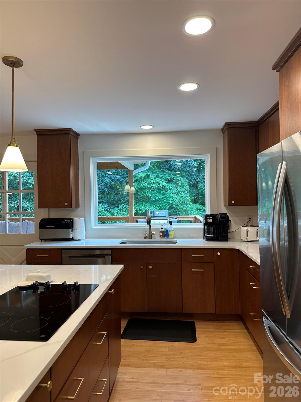 10 Oakwood Drive — Weaverville