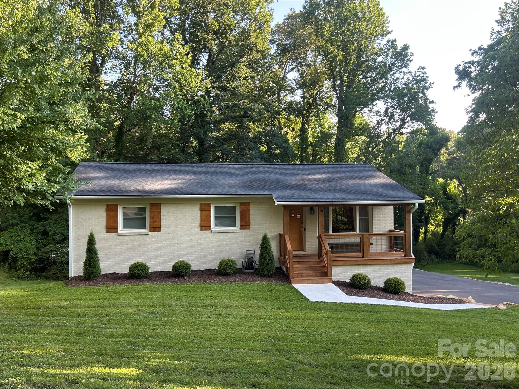 10 Oakwood Drive — Weaverville