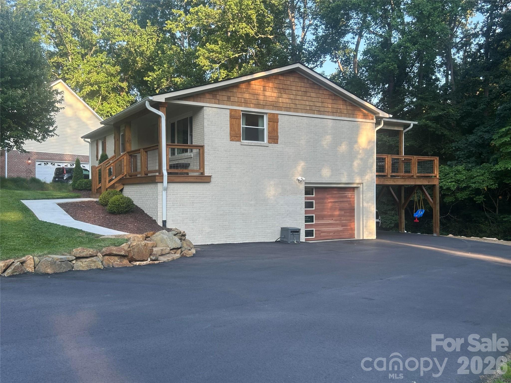 10 Oakwood Drive — Weaverville