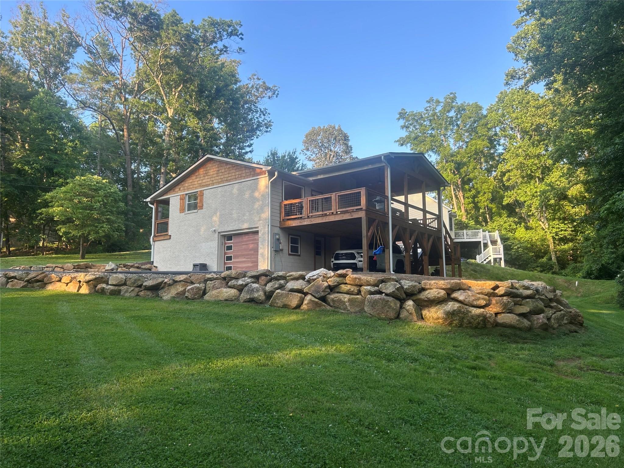 10 Oakwood Drive — Weaverville
