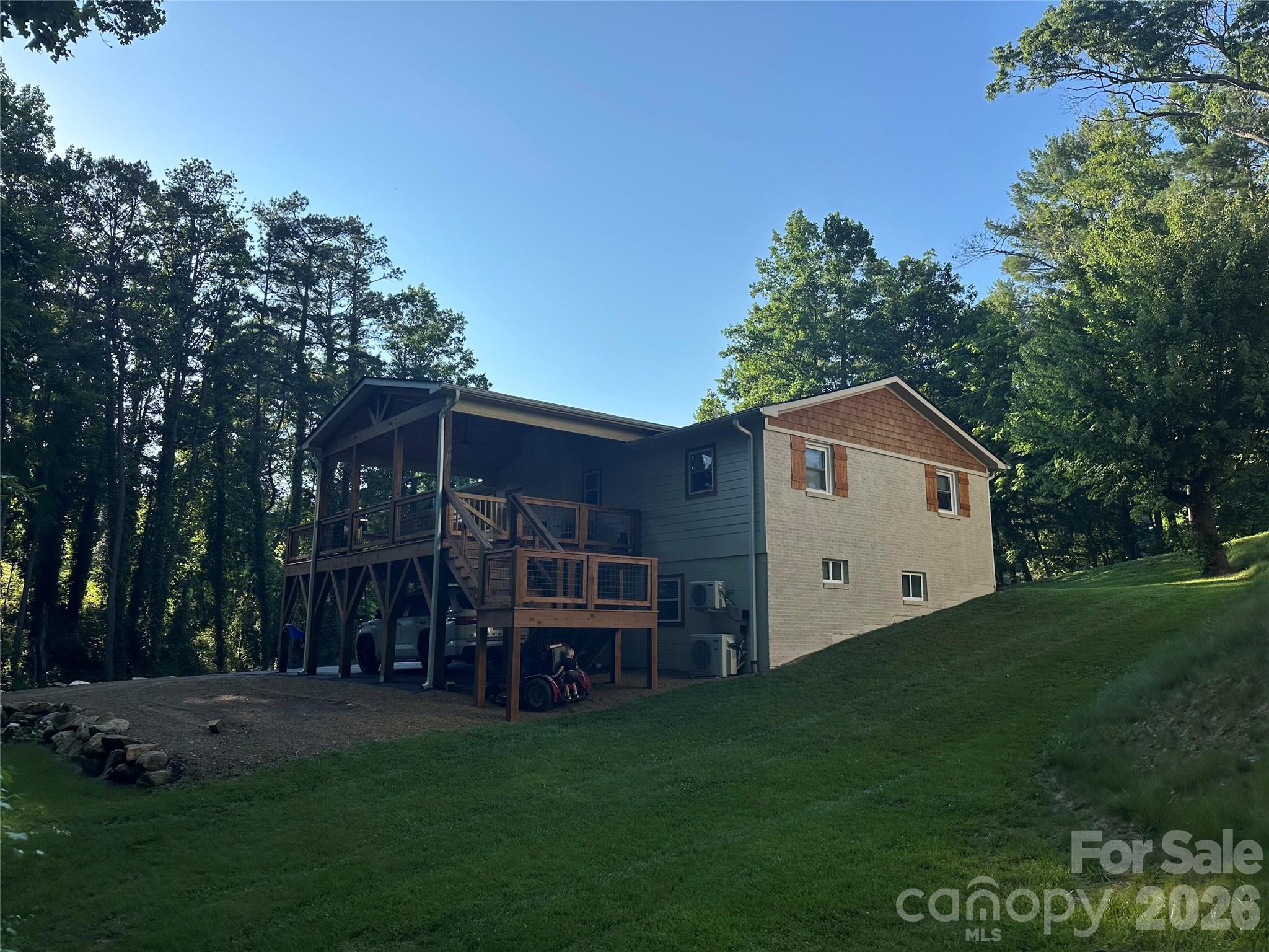 10 Oakwood Drive — Weaverville