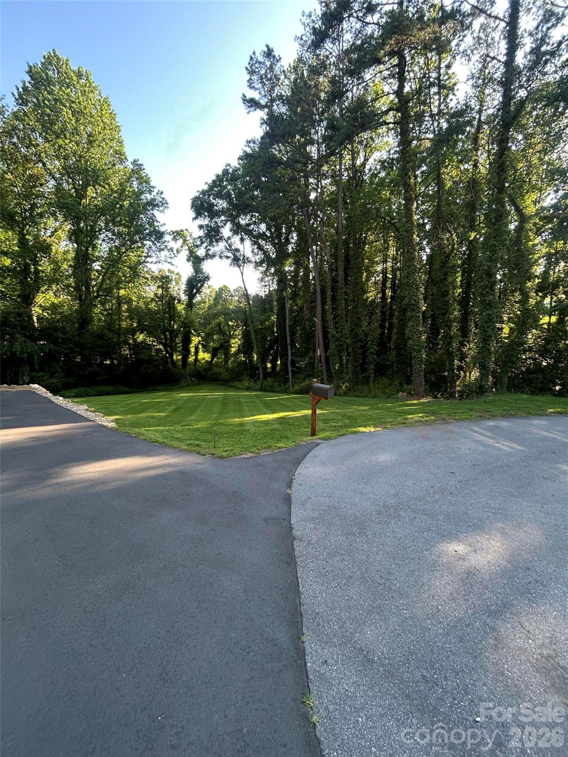 10 Oakwood Drive — Weaverville