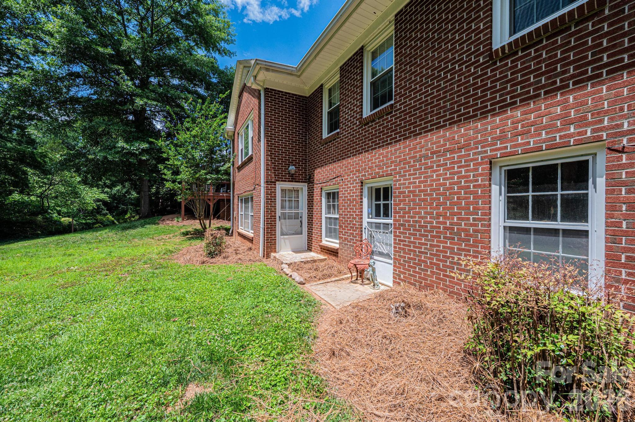 1807 5th Street NW — Hickory