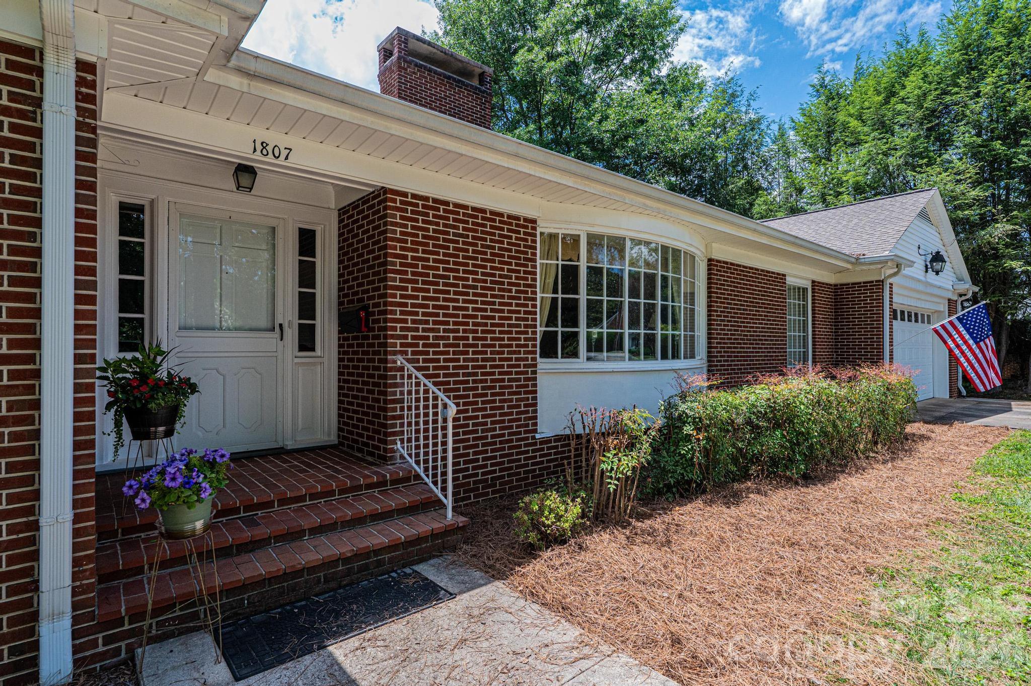 1807 5th Street NW — Hickory