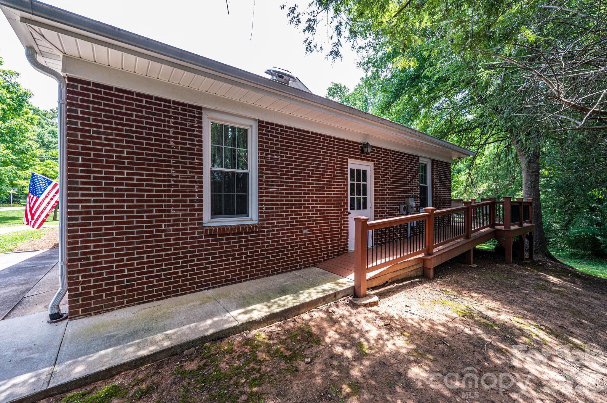 1807 5th Street NW — Hickory