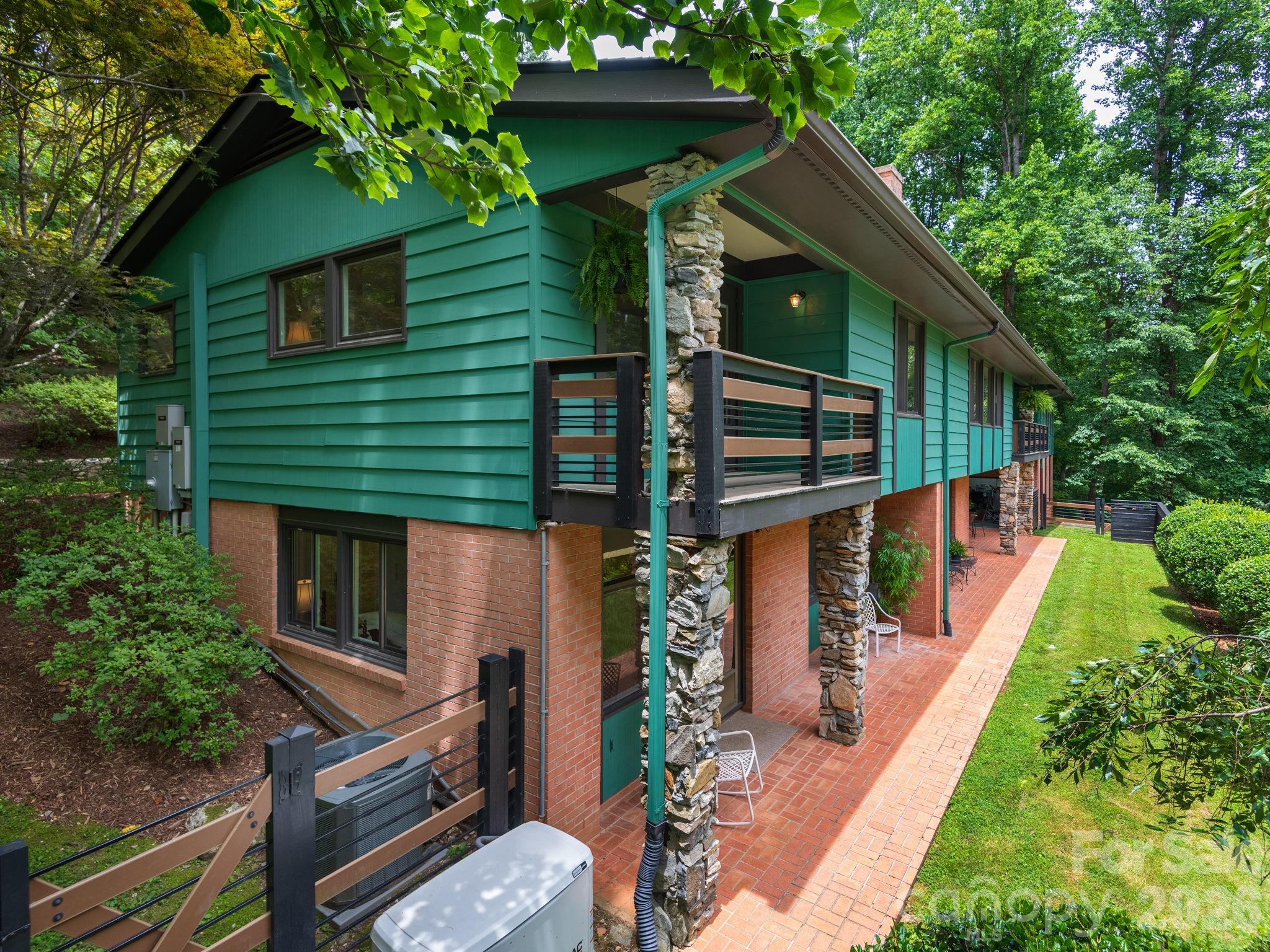 65 Cliff Drive — Laurel Park