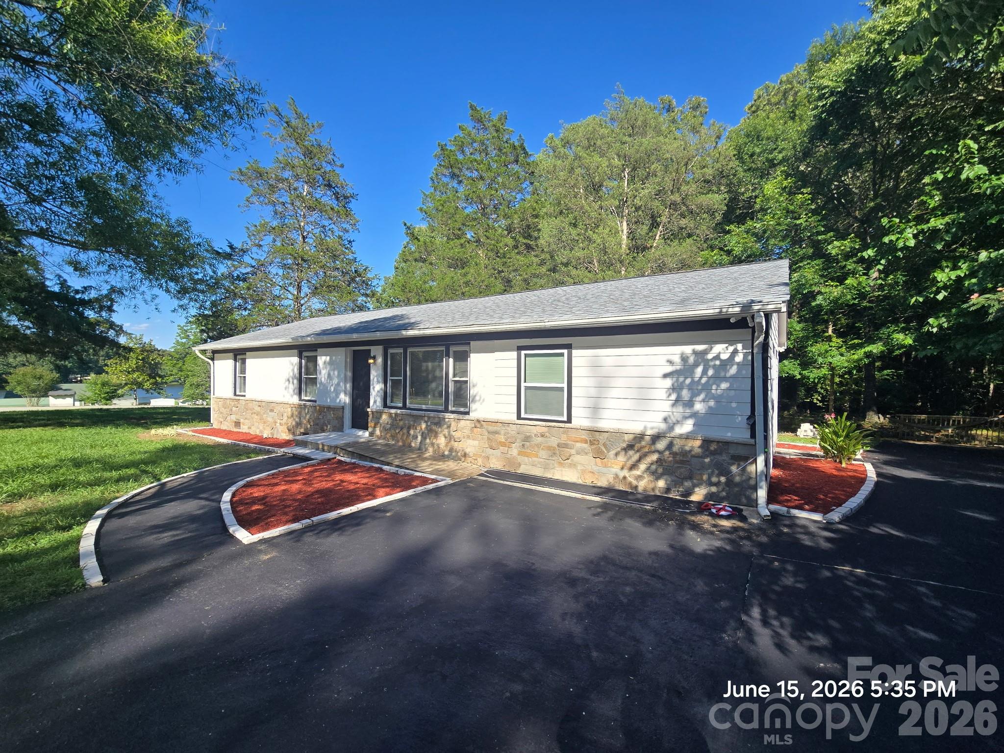 1050 South Lake Drive — Lancaster