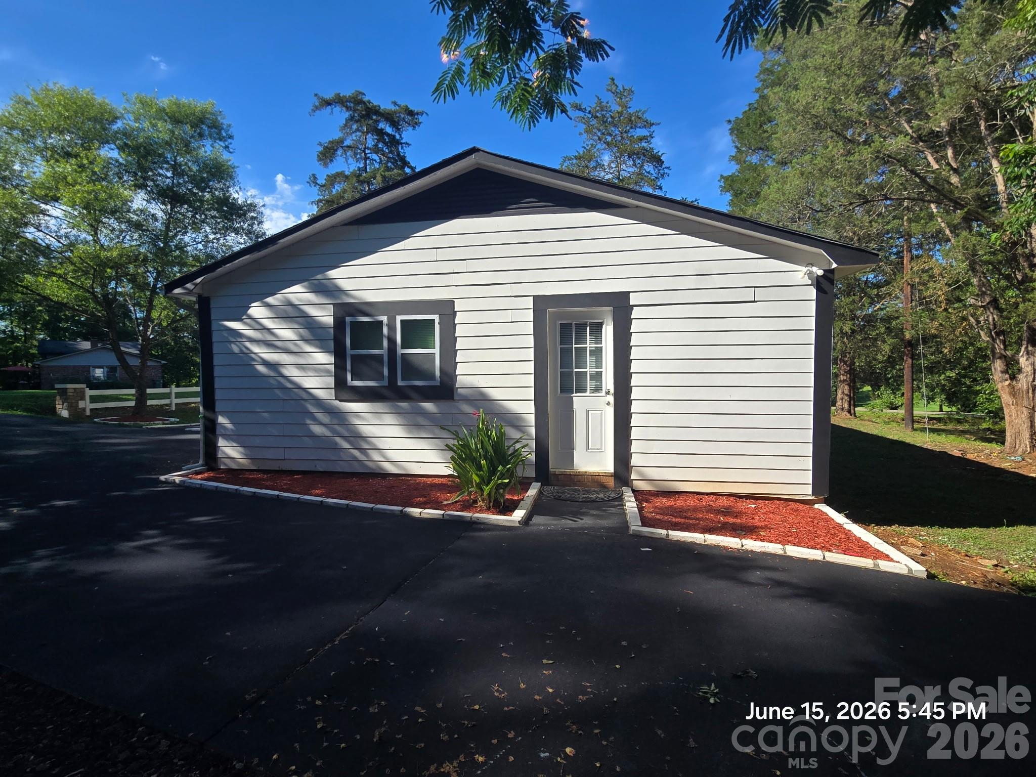 1050 South Lake Drive — Lancaster
