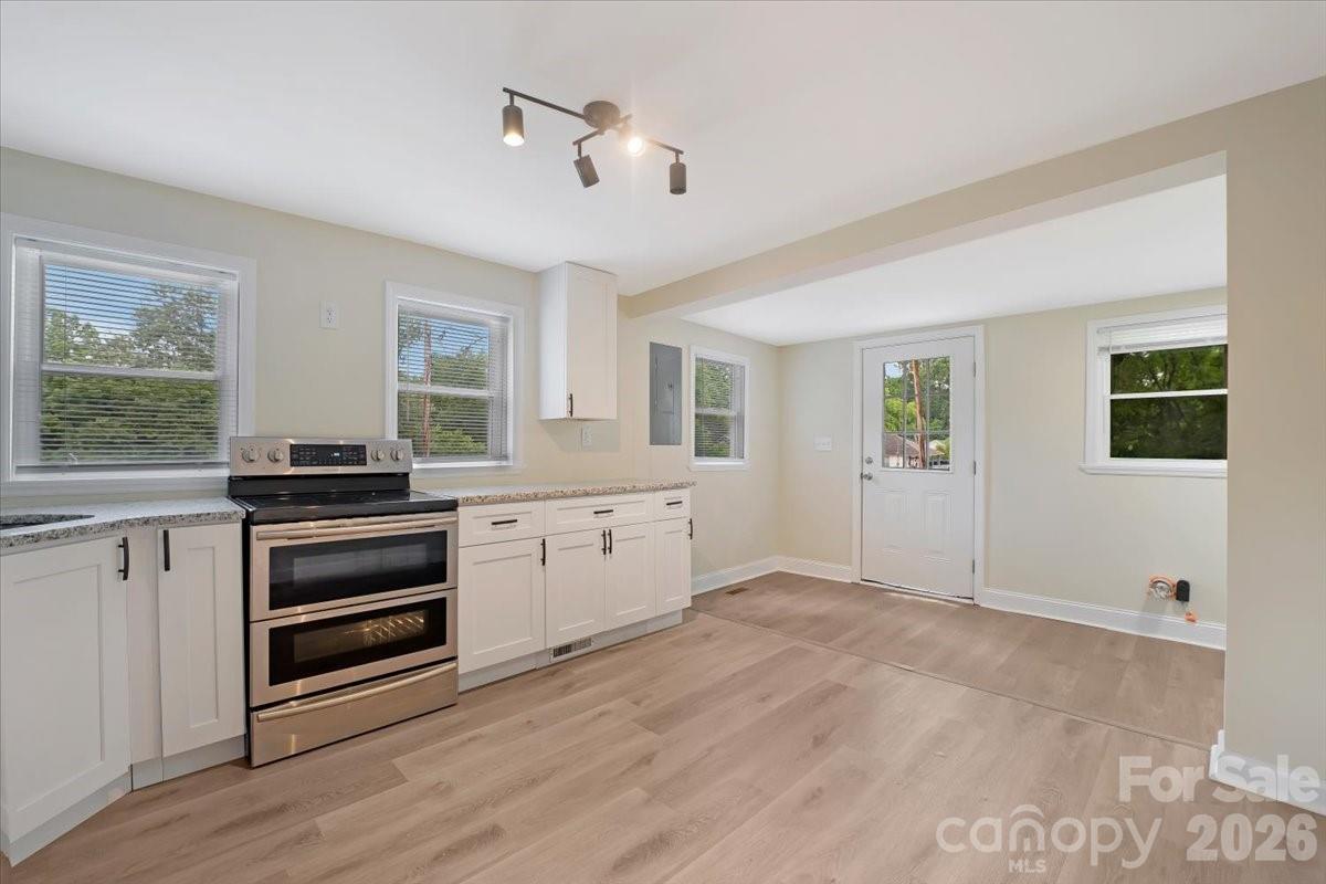 304 S Derby Avenue — Newton