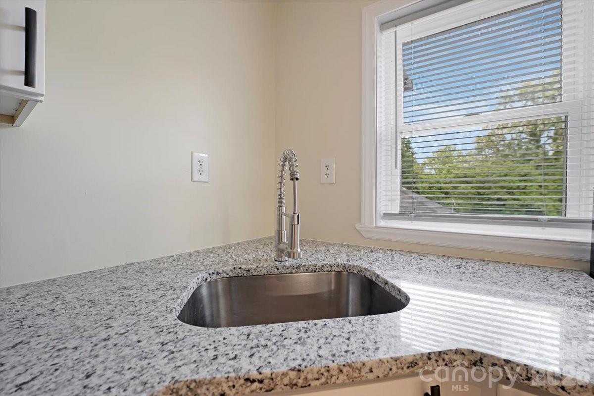 304 S Derby Avenue — Newton