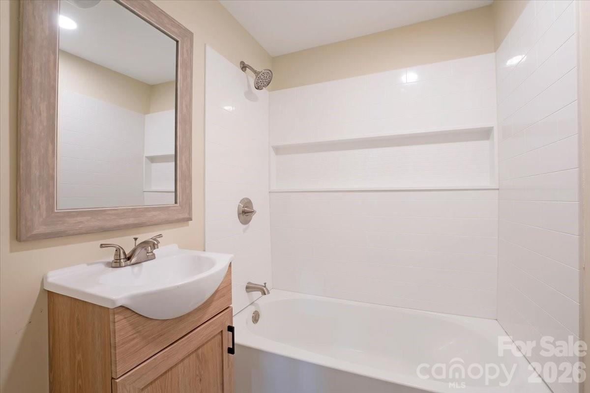 304 S Derby Avenue — Newton