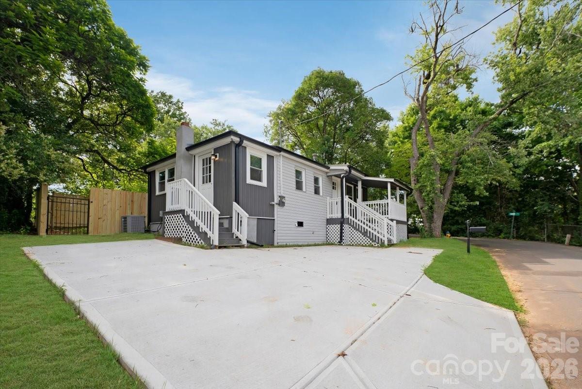 304 S Derby Avenue — Newton