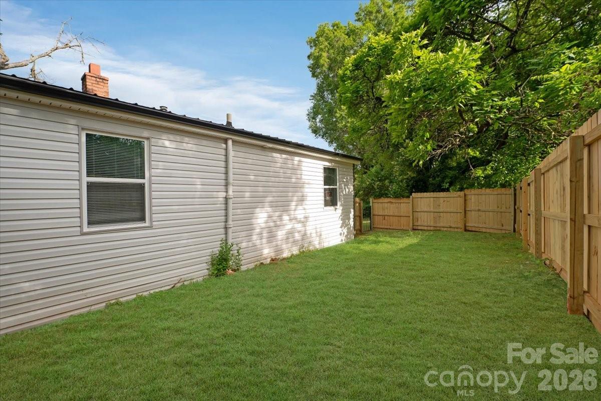 304 S Derby Avenue — Newton