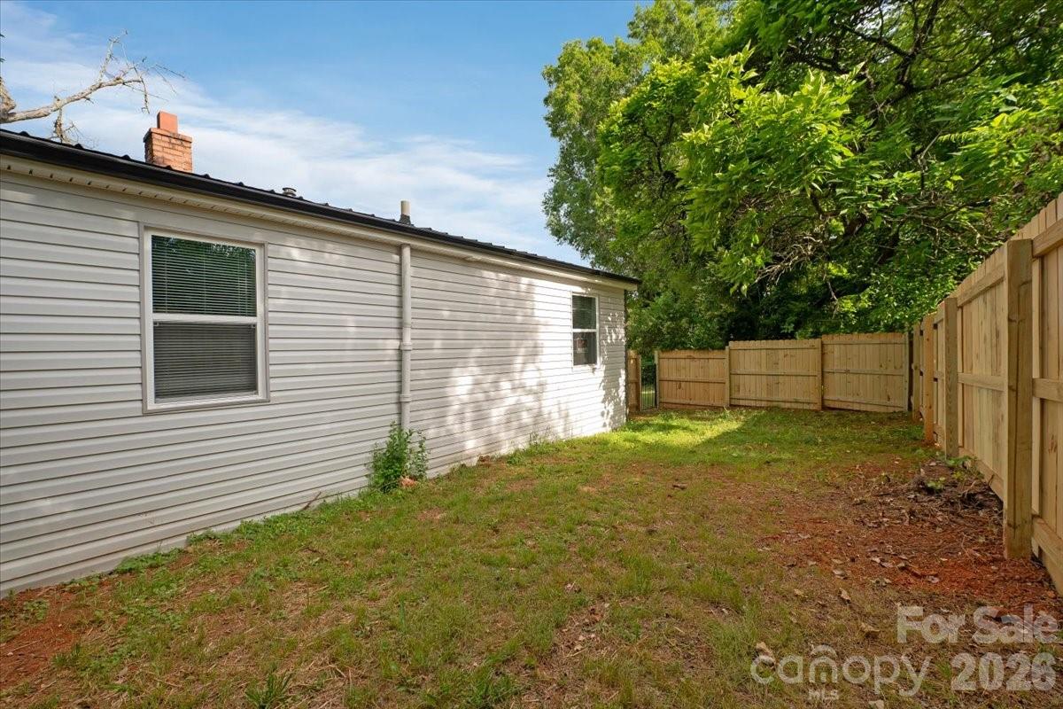 304 S Derby Avenue — Newton