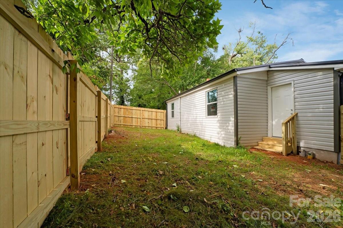 304 S Derby Avenue — Newton