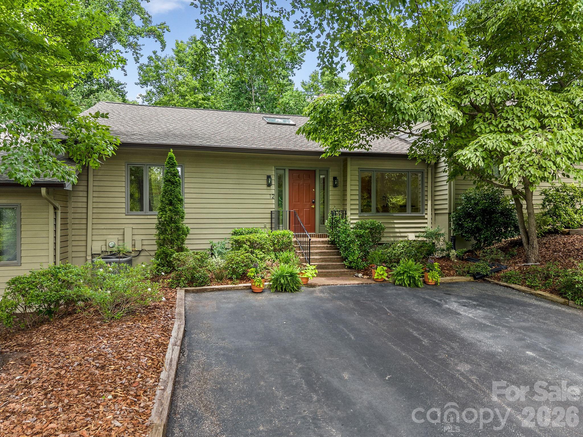 12 Hunting Country Trail — Tryon