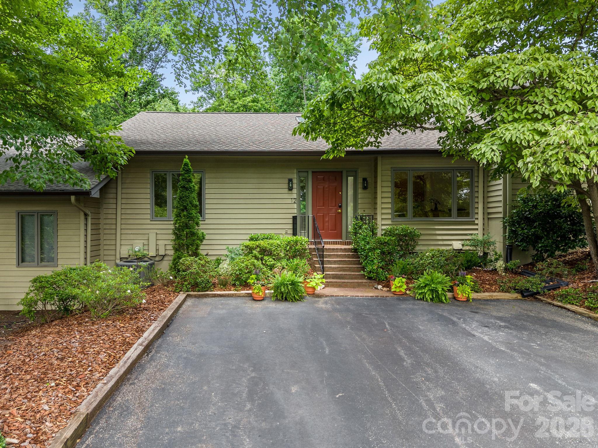 12 Hunting Country Trail — Tryon