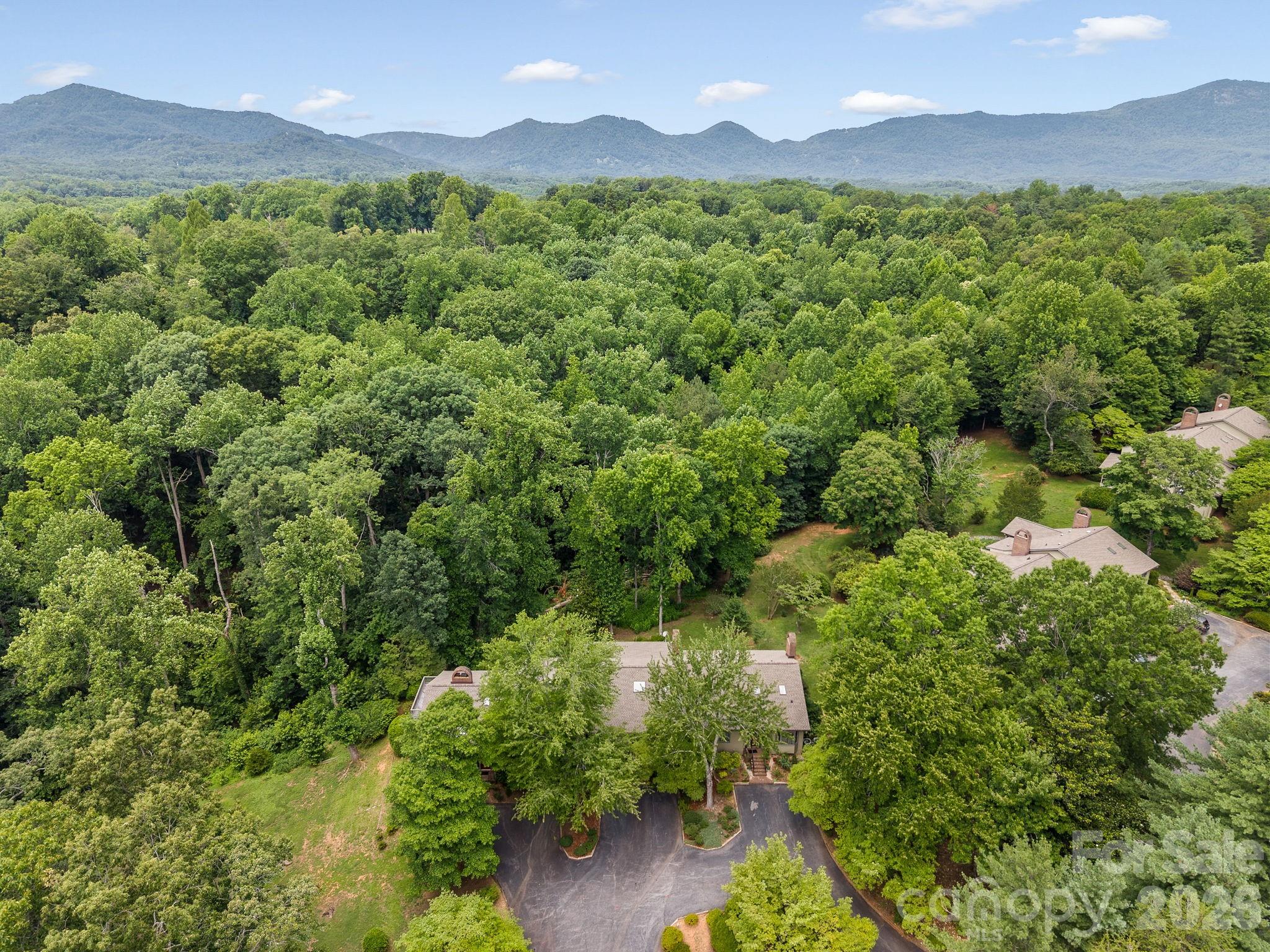 12 Hunting Country Trail — Tryon