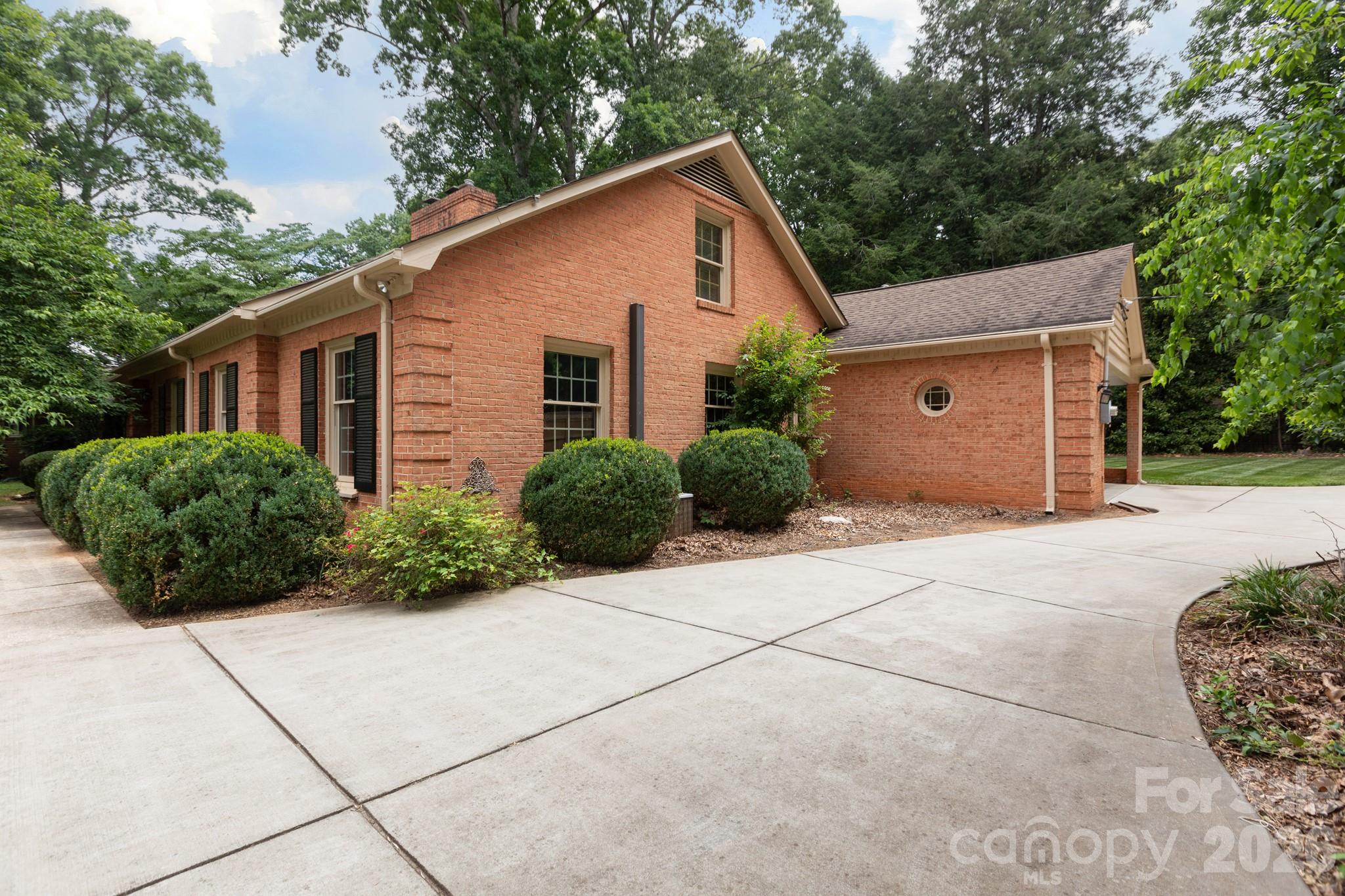 5511 Robinhood Road — Charlotte
