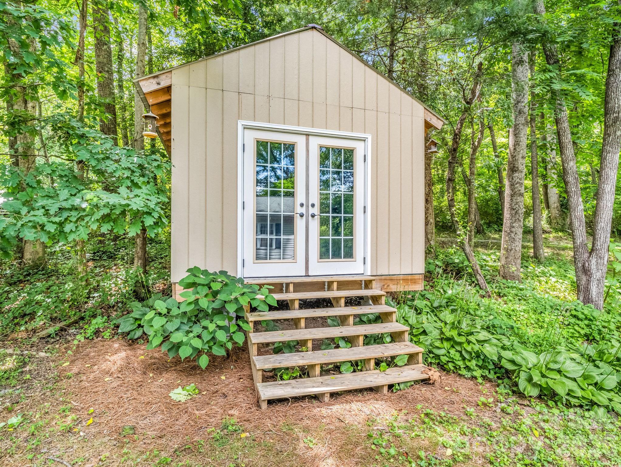 30 Lake Forest Lane — Hendersonville