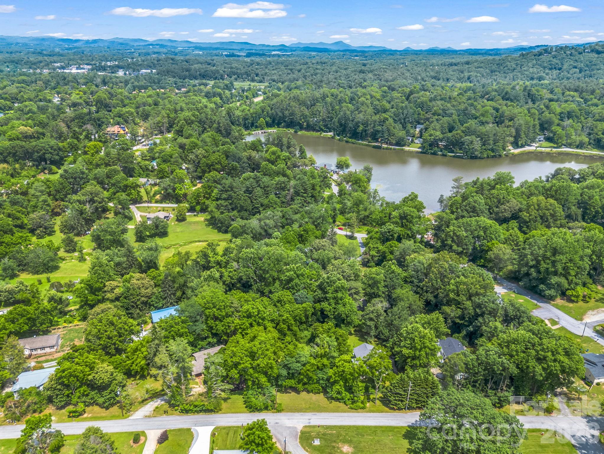 30 Lake Forest Lane — Hendersonville