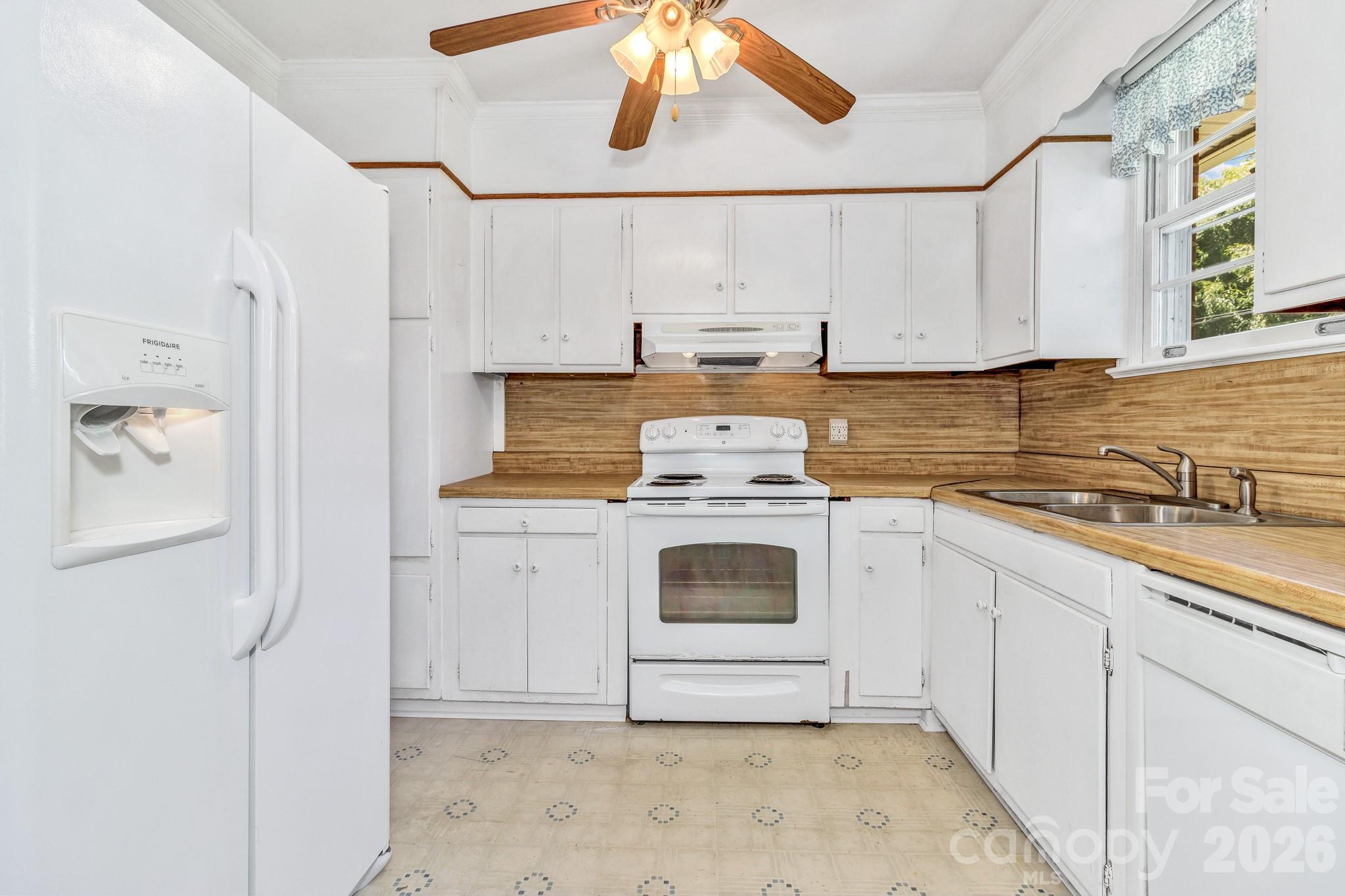 907 W Blue Ridge Road — East Flat Rock