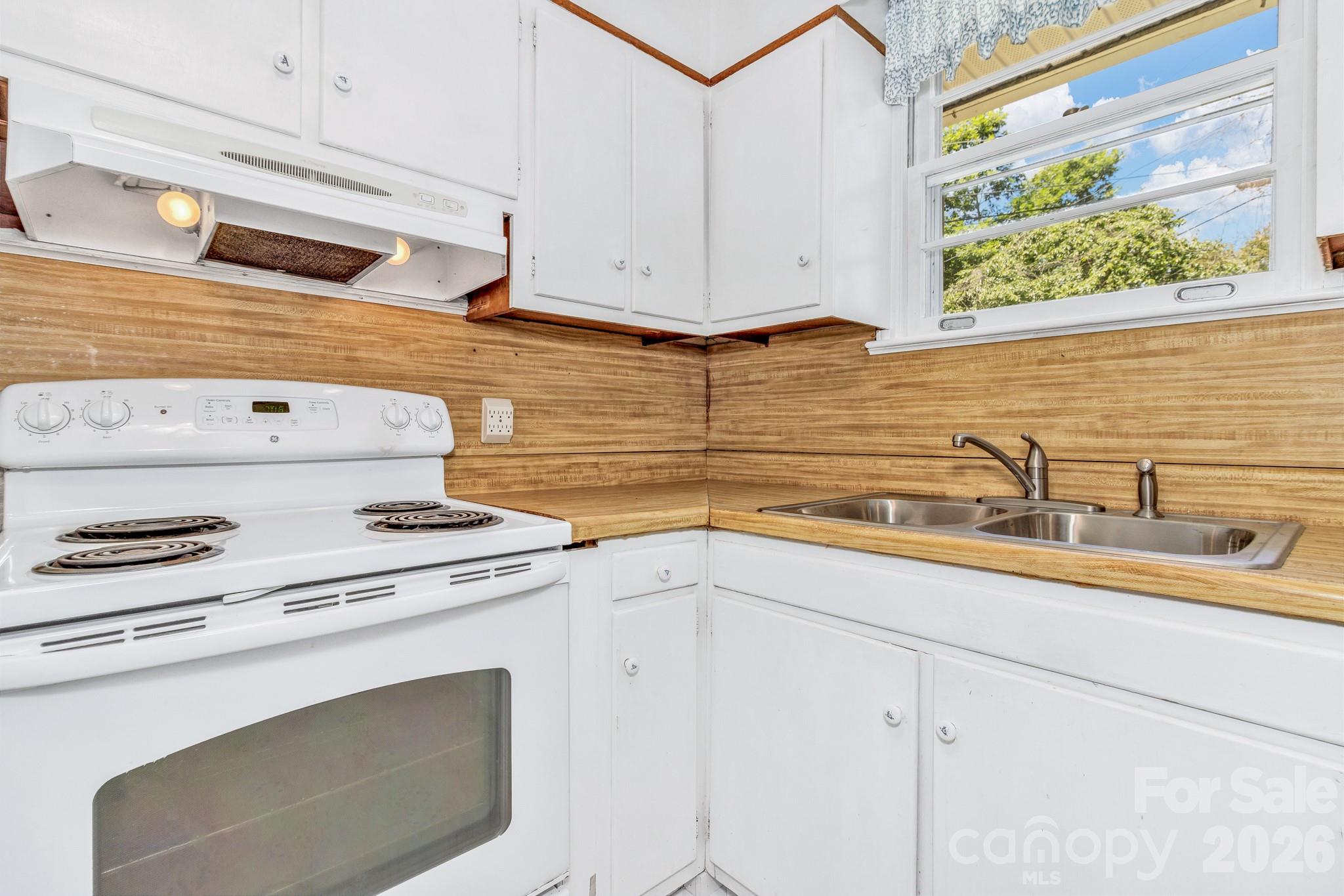 907 W Blue Ridge Road — East Flat Rock