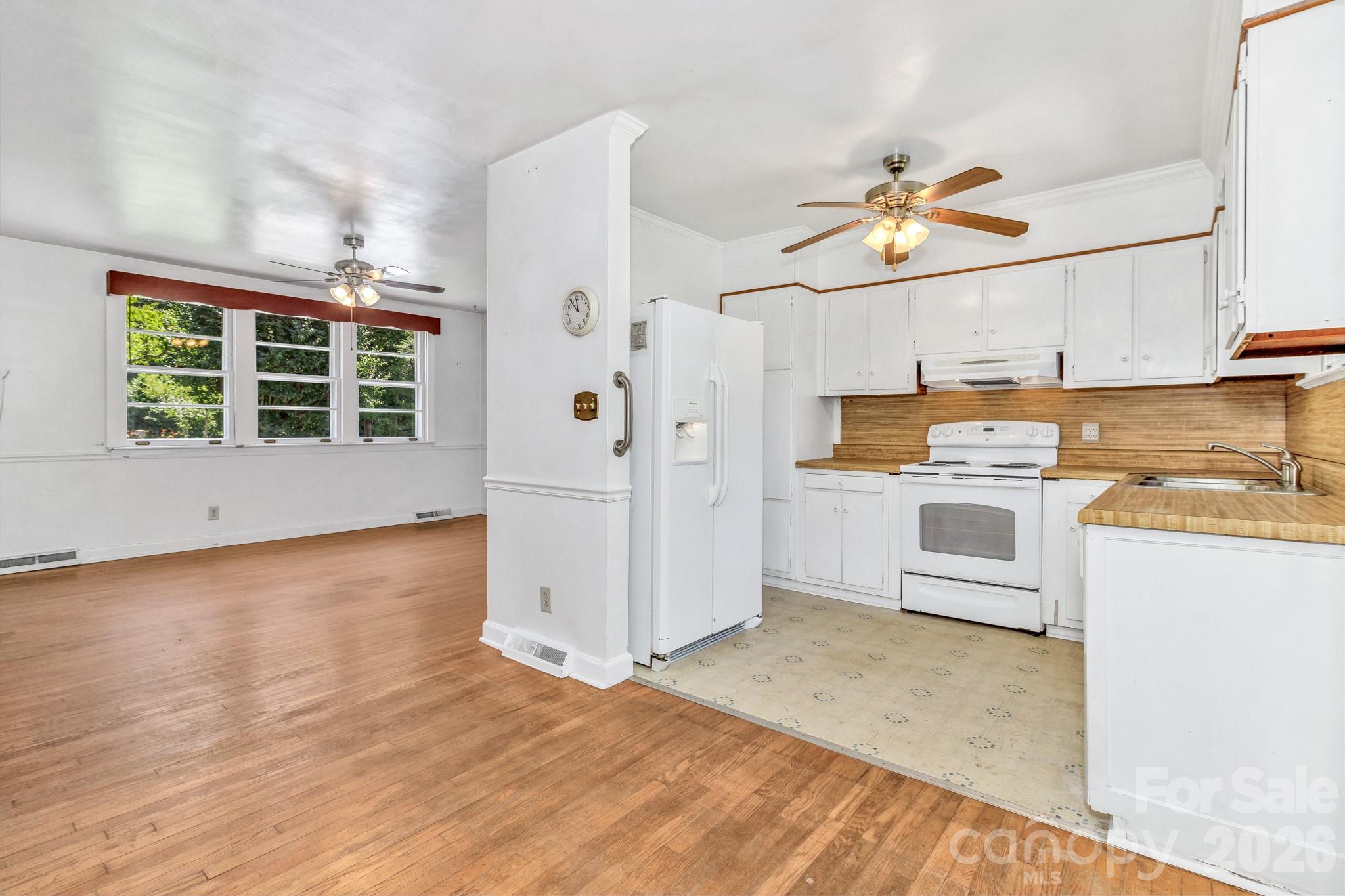 907 W Blue Ridge Road — East Flat Rock