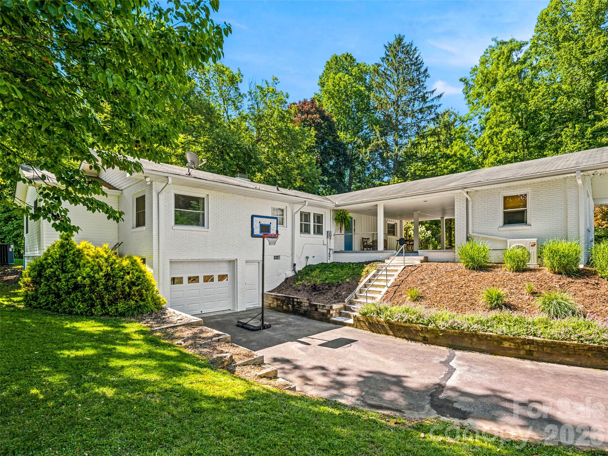 106 Skyway Drive — Hendersonville