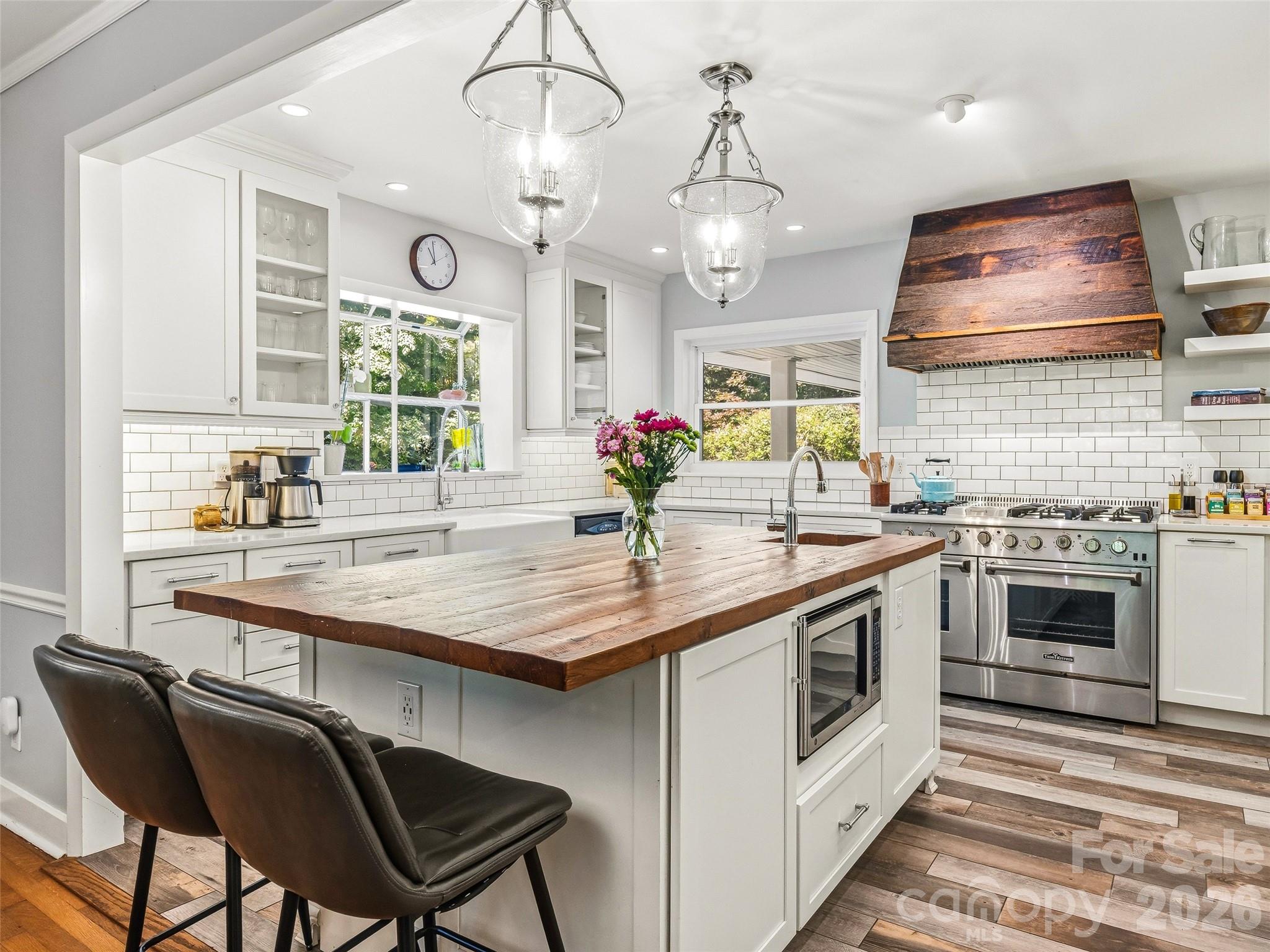 106 Skyway Drive — Hendersonville