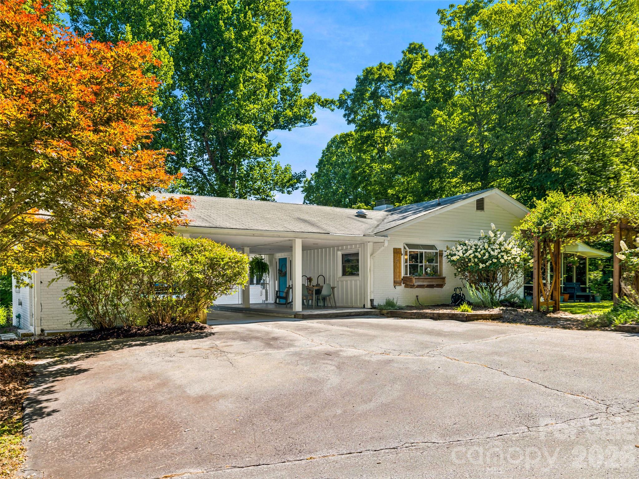 106 Skyway Drive — Hendersonville
