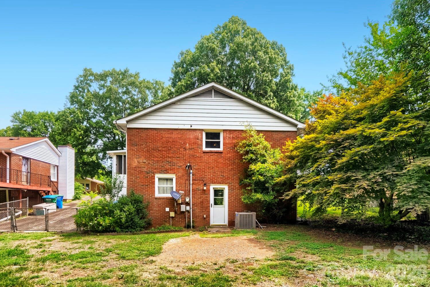 221 Eden Circle — Pineville