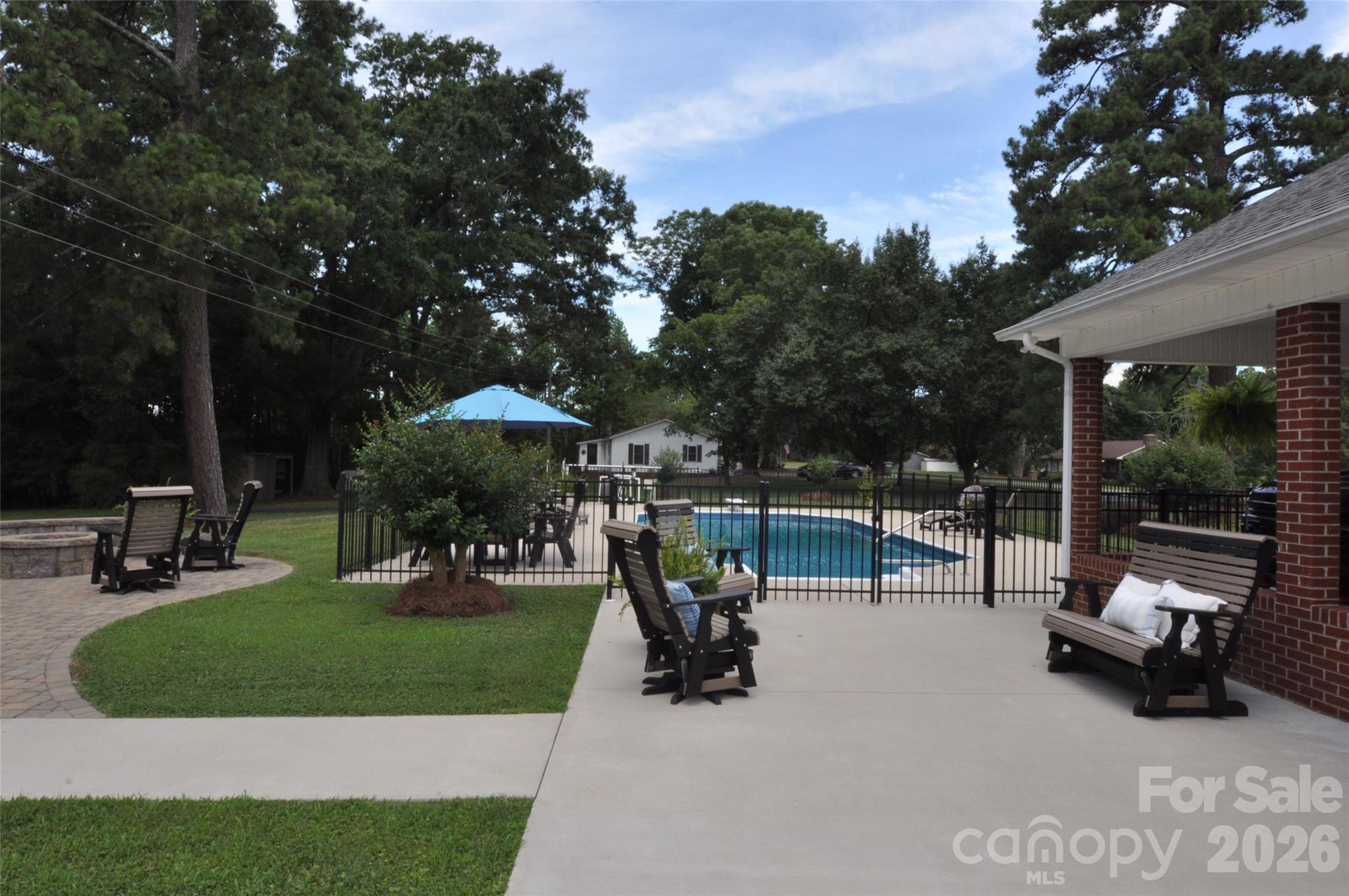 1834 Josie Road — Blackstock