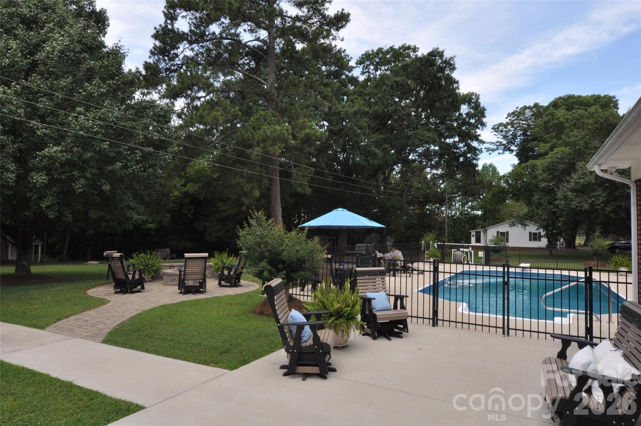1834 Josie Road — Blackstock