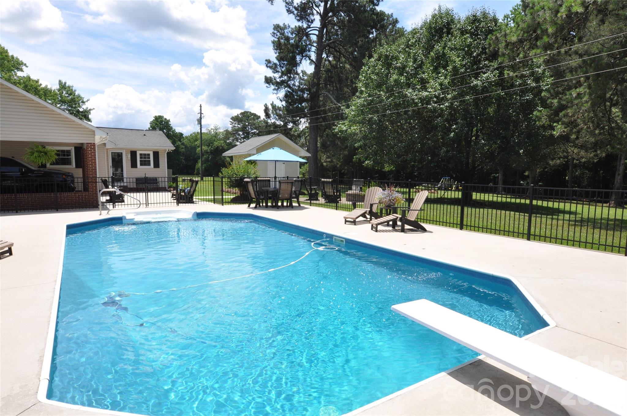 1834 Josie Road — Blackstock