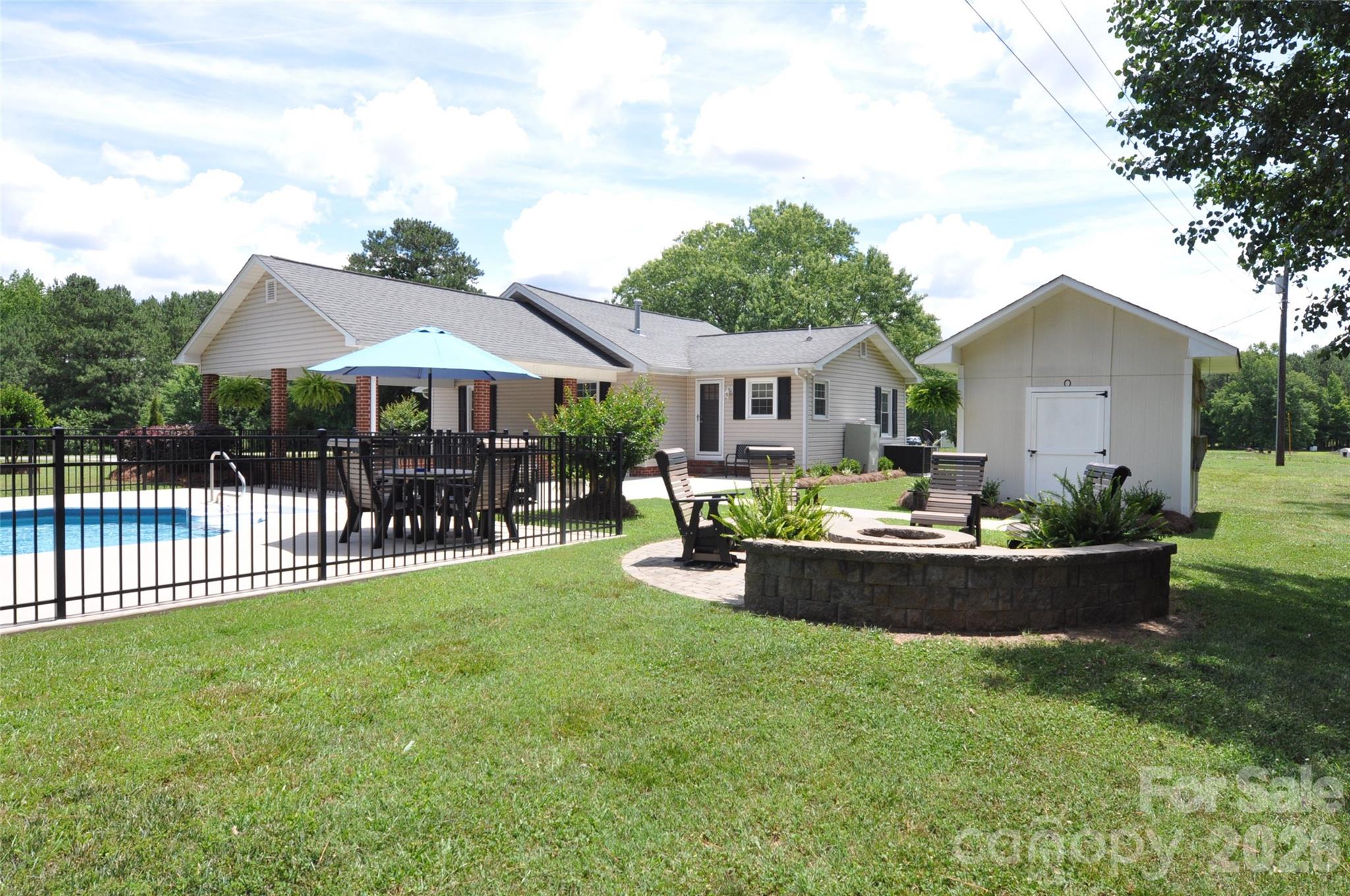 1834 Josie Road — Blackstock