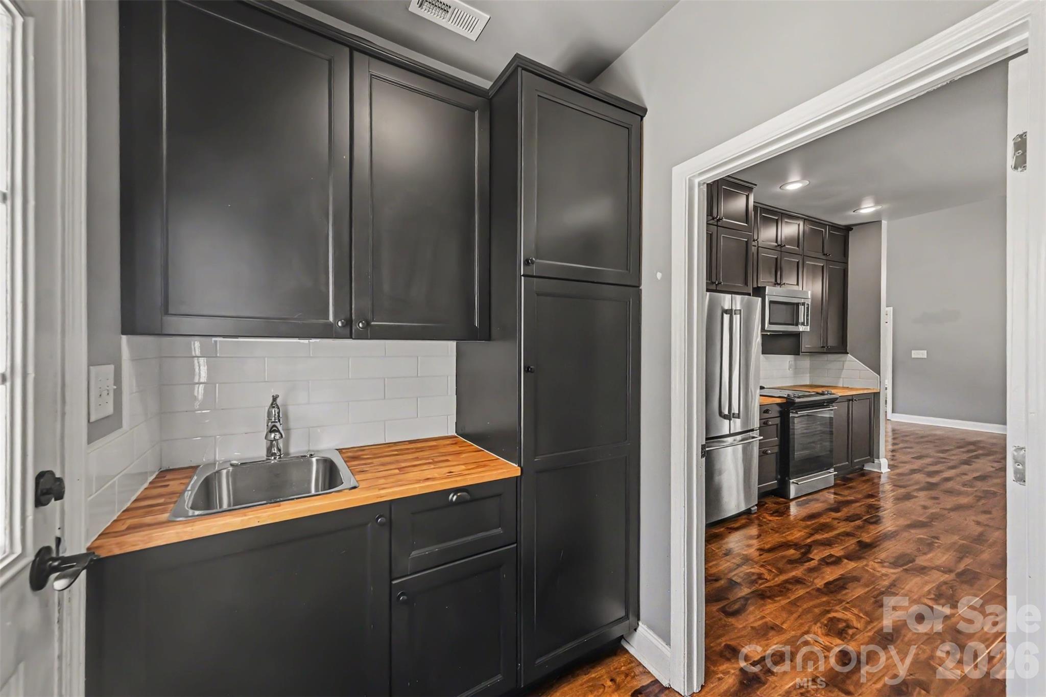 510 Grace Church Lane — Belmont