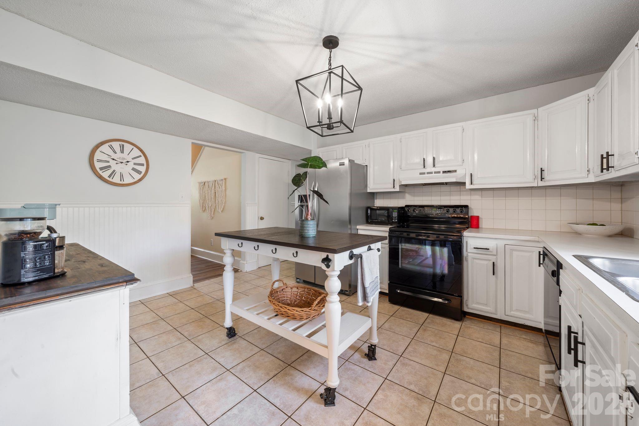 350 21st Avenue Drive NW — Hickory