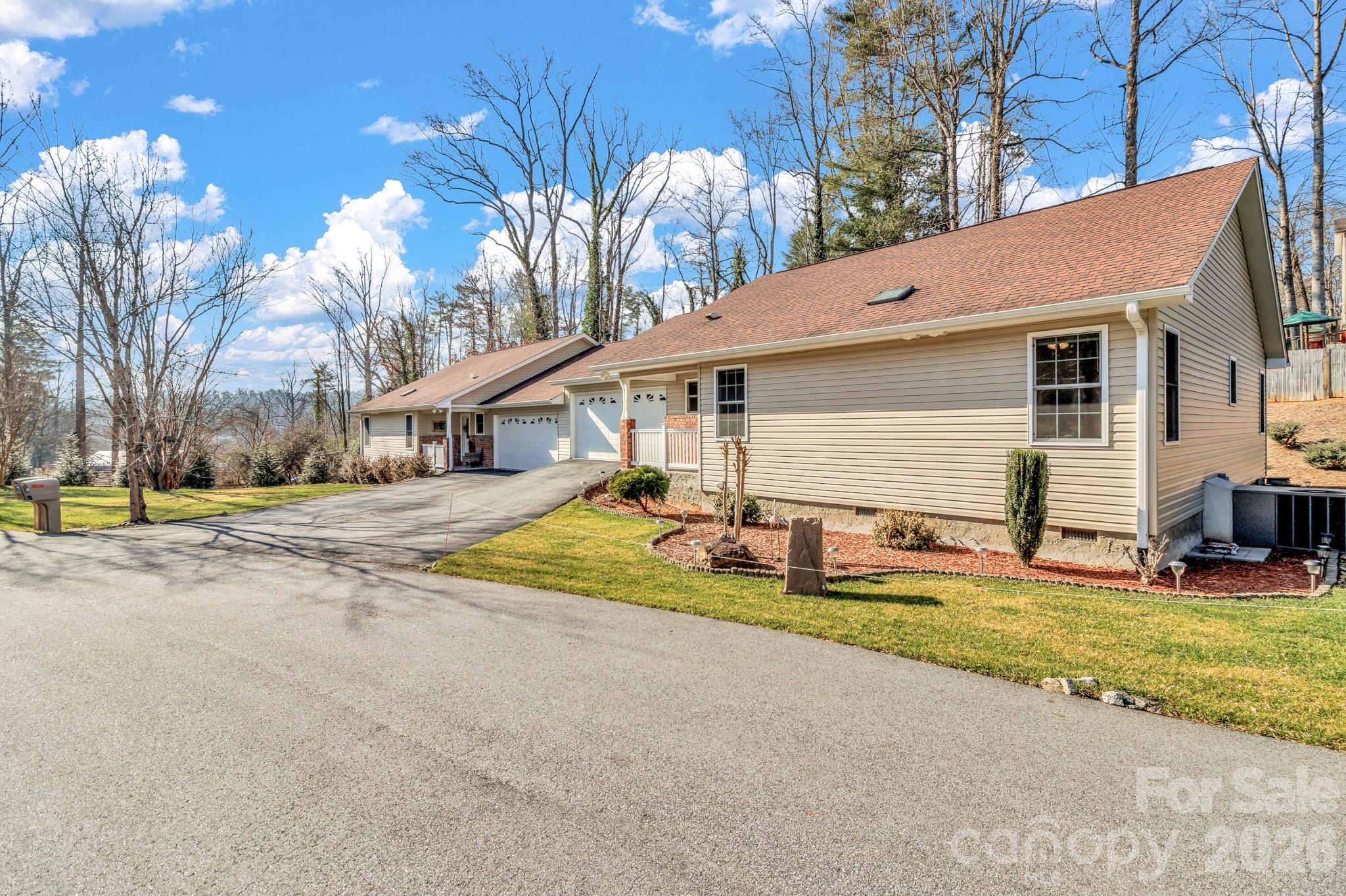 210 Allen Paul Drive — Hendersonville