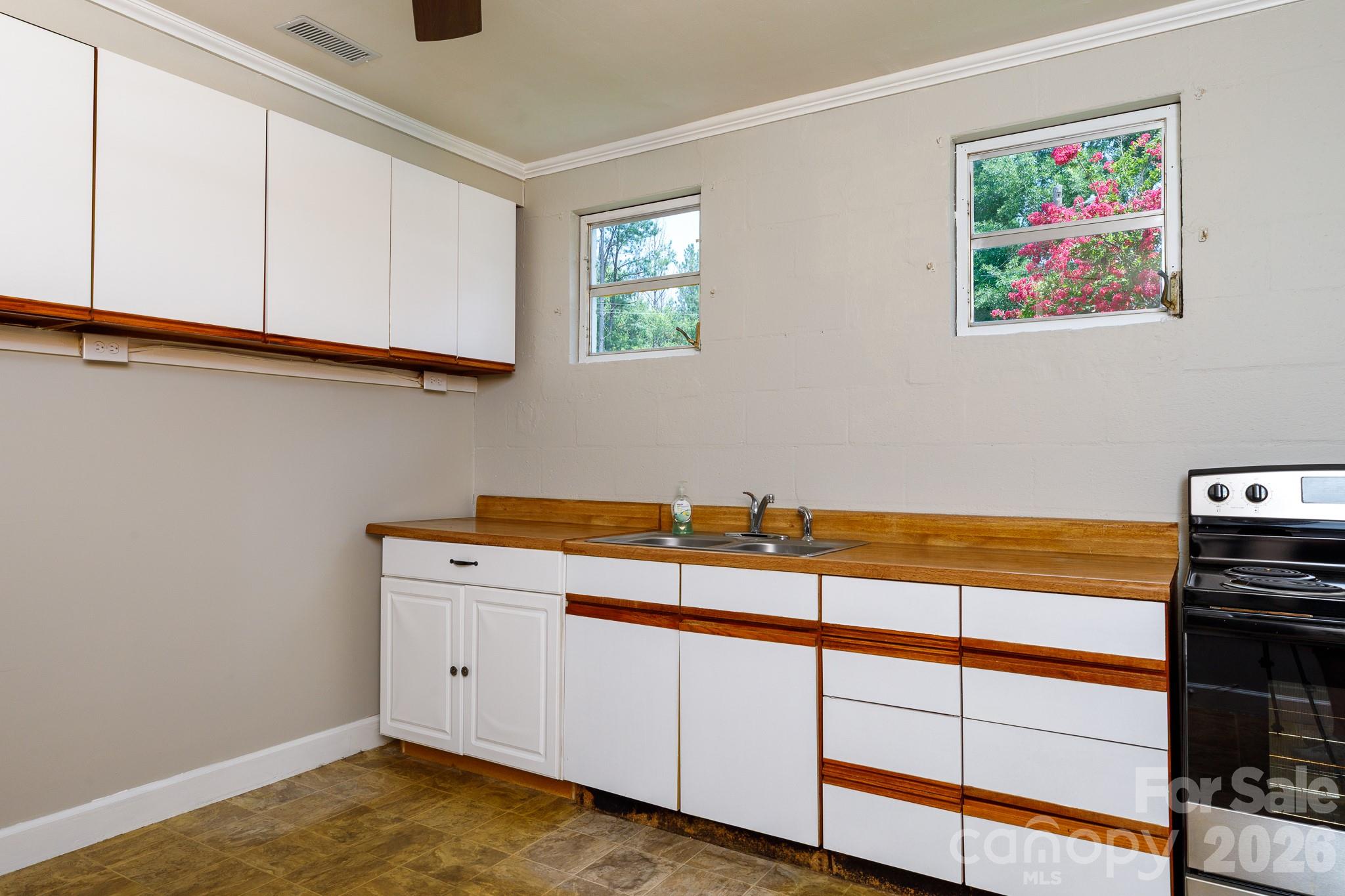 785 Hawthorne Road — Chester