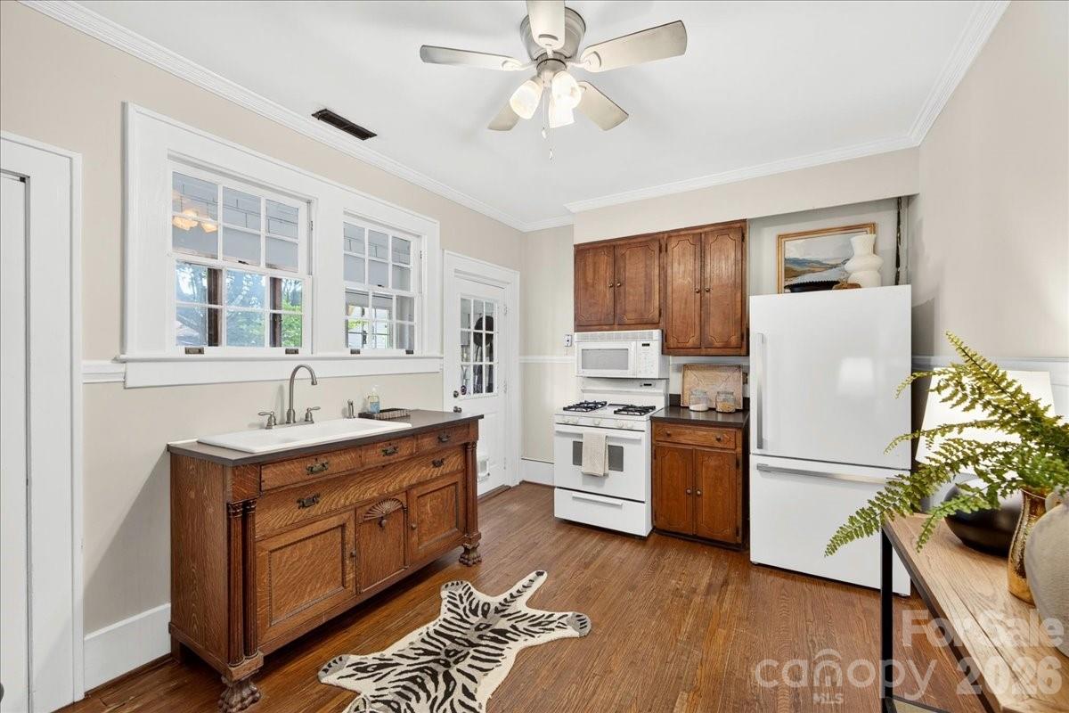 524 Hawthorne Lane #9 — Charlotte