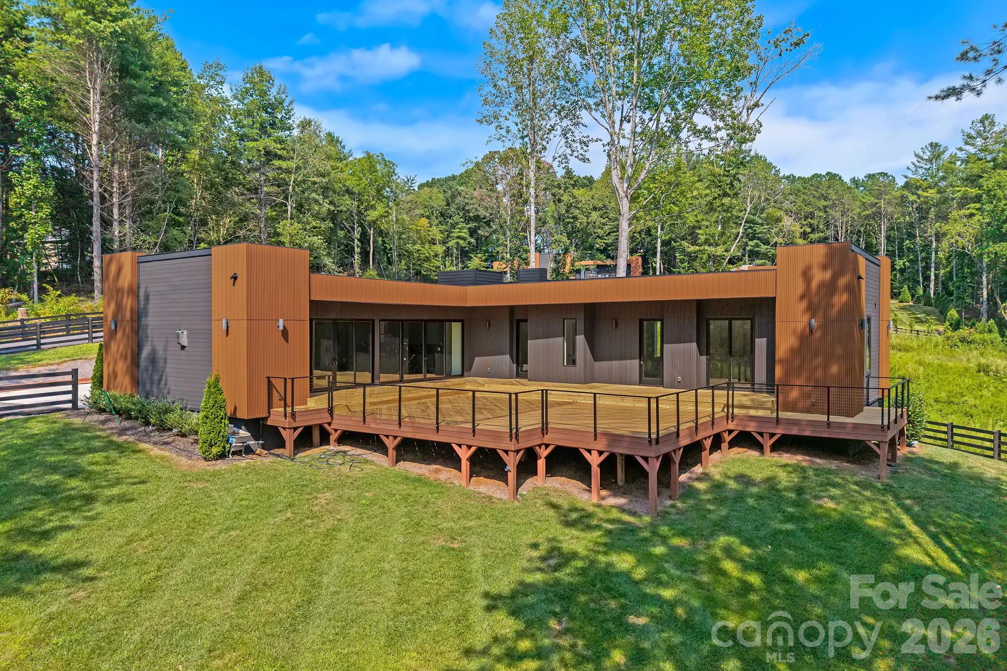 78 Manchester Way — Mills River