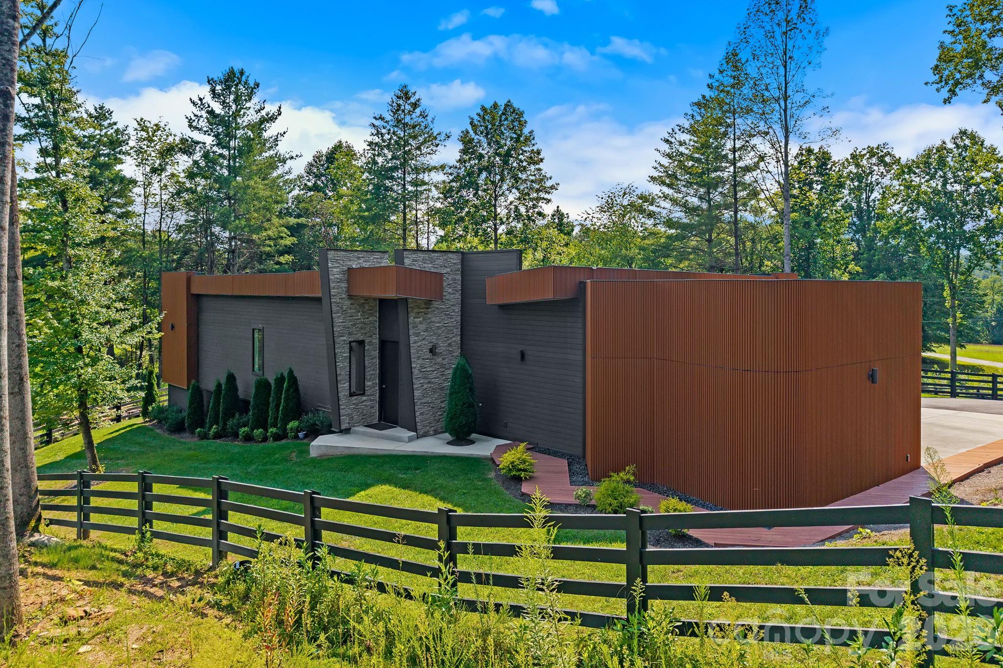 78 Manchester Way — Mills River