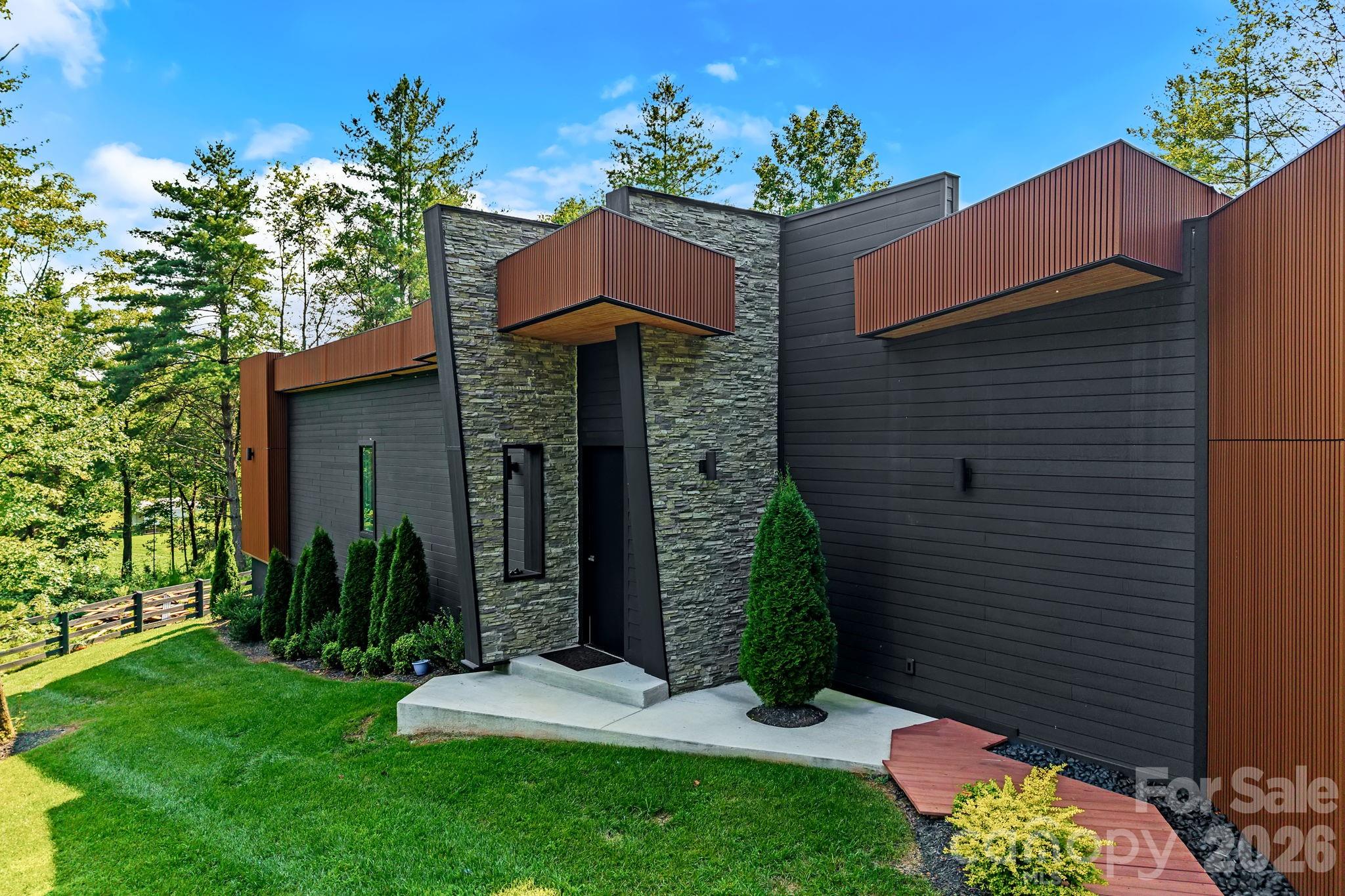 78 Manchester Way — Mills River