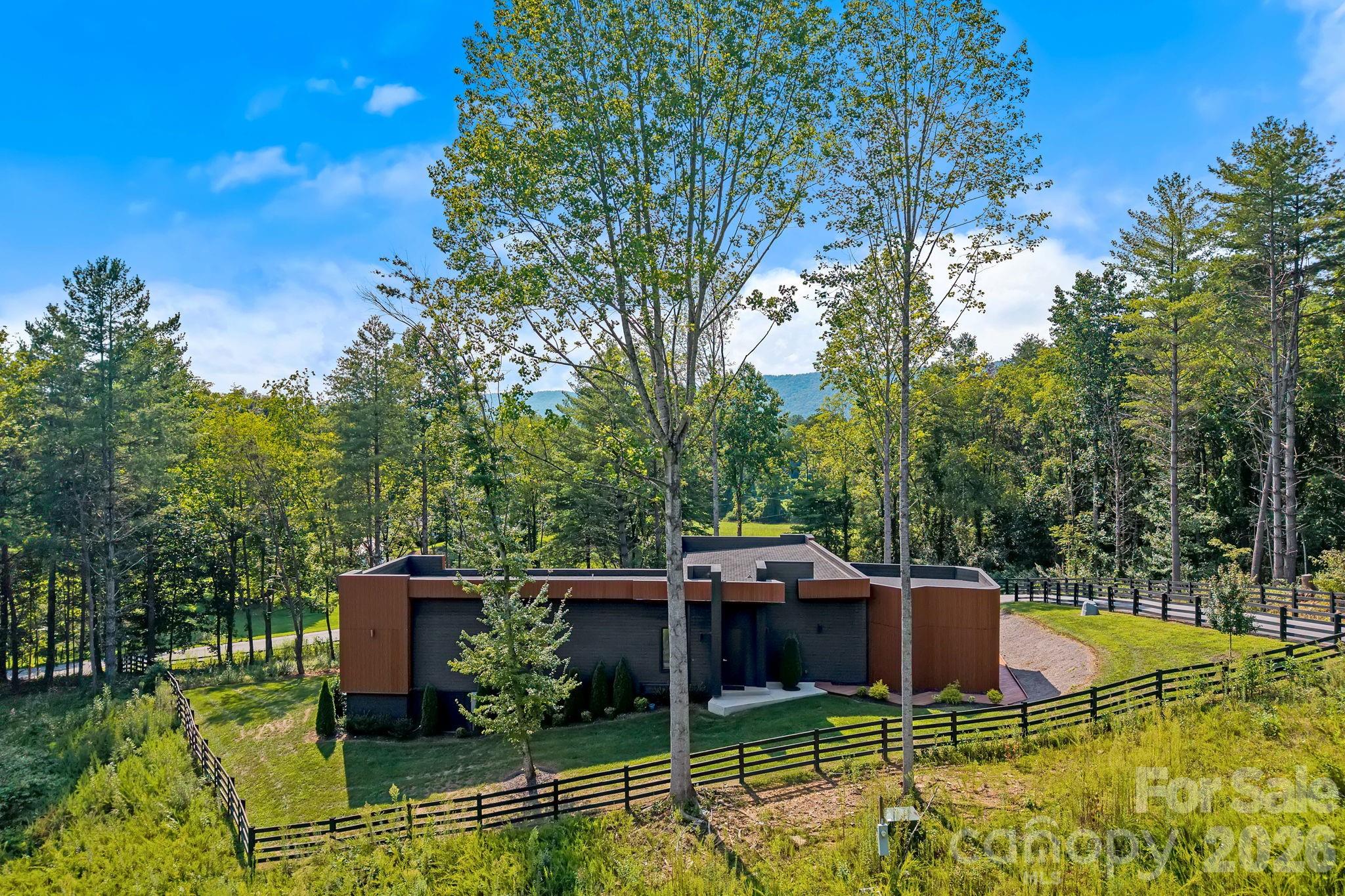78 Manchester Way — Mills River