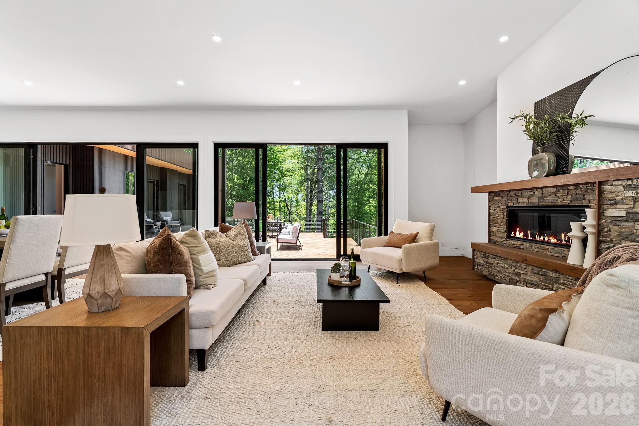 78 Manchester Way — Mills River