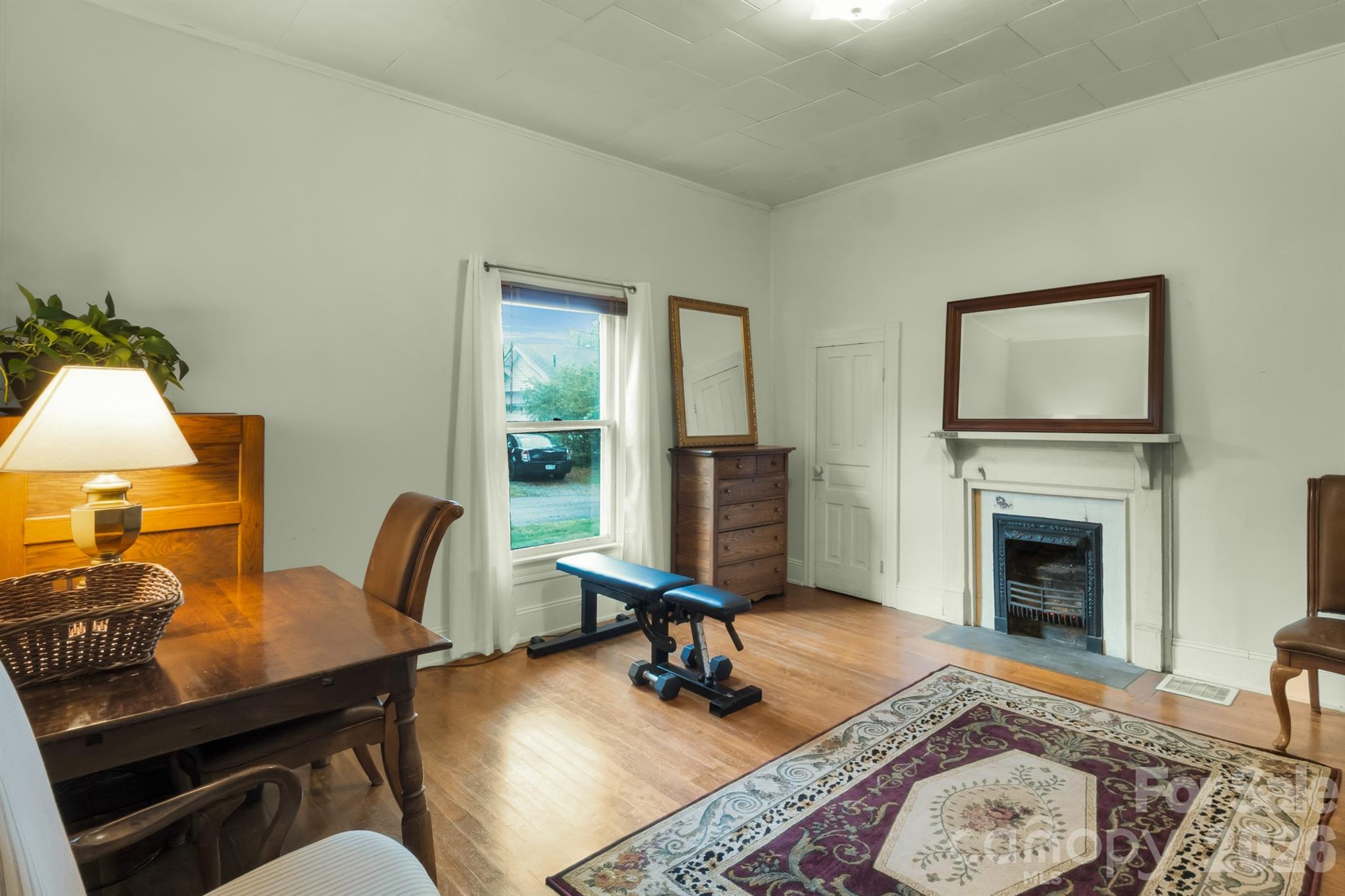2103 N Thomas Avenue — Newton