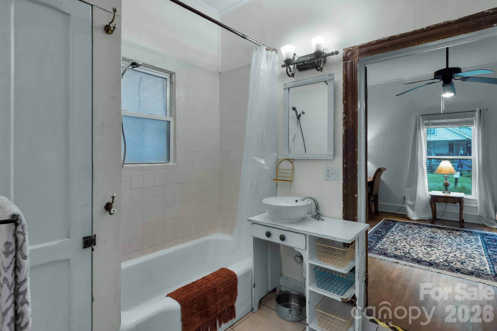 2103 N Thomas Avenue — Newton