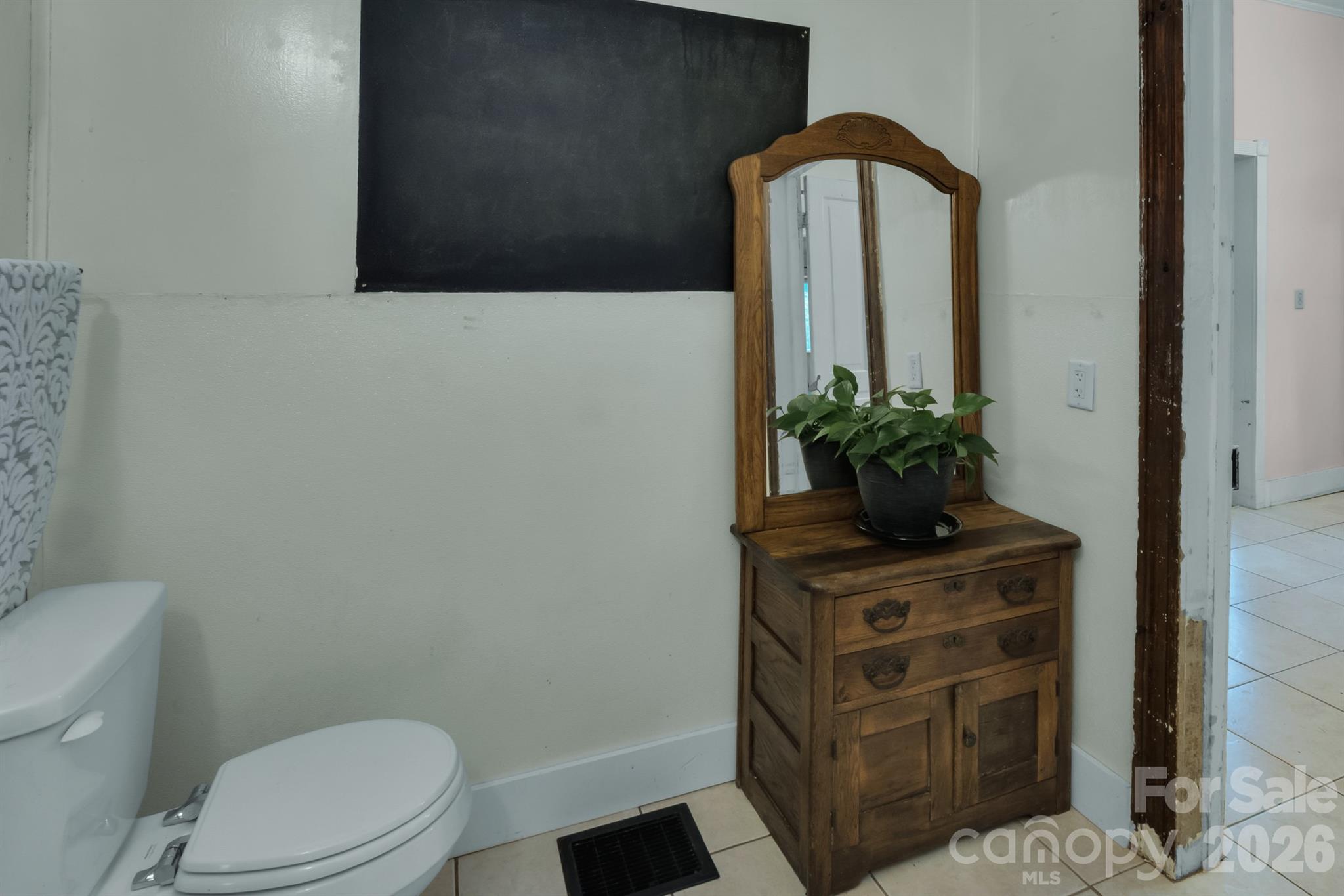 2103 N Thomas Avenue — Newton