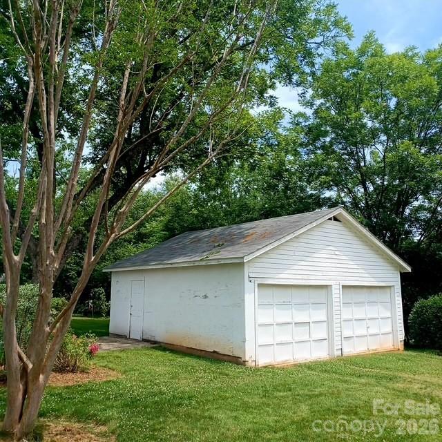 2103 N Thomas Avenue — Newton